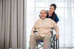 医生推轮椅运行上了年纪的禁用病人自由提高手臂医院