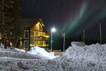 滑雪度假胜地晚上瑞典滑雪度假胜地晚上木别墅山星星天空