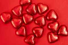 很多心形的糖果包装红色的箔红色的背景
