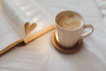 舒适的早....生活咖啡杯针书页面折叠心形状床上