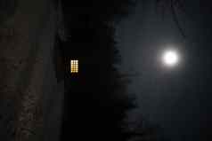 景观房子晚上黑暗天空完整的月亮令人毛骨悚然的景观房子晚上