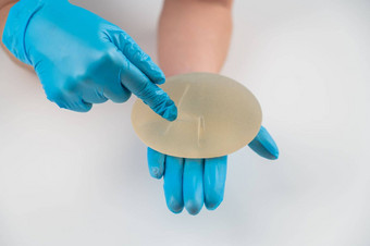 塑料外科医生显示乳房硅胶植入物
