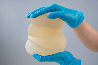 塑料外科医生持有乳房硅胶植入物