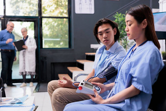心脏病专家护士测量亚洲病人血压力高血压眼压计仪器