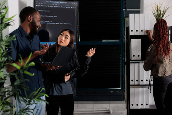 多样化的团队程序员分析超文本标记语言代码移动PC