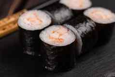 牧虾寿司特写镜头虾角填料包装大米紫菜海藻日本厨房