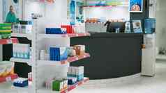 空制药零售商店填满医生维生素货架上