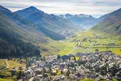 田园景观安德马特村瑞士阿尔卑斯山脉瑞士
