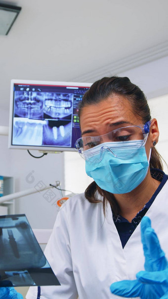 病人观点牙科办公室解释治疗牙齿屈服