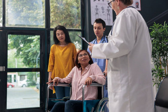 亚洲病人<strong>轮椅</strong>医疗咨询