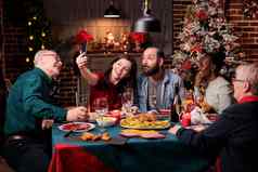 女人采取智能手机自拍家庭圣诞节庆祝活动