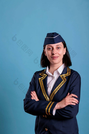 年轻的空姐穿航空统一的肖像