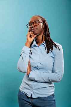 沉思的深思熟虑的非洲美国女人冥想内省蓝色的背景