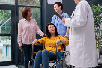 高级医生会说话的轮椅用户咨询受伤的病人