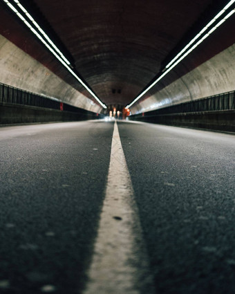 低角视图高速公路路隧道
