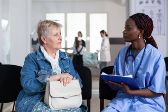 非洲美国护士填充上了年纪的女人入学文书工作