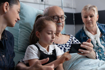年轻的（外）孙女祖父玩细胞电话视频游戏