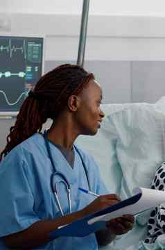 非洲美国儿科医生护士写作医疗保健治疗复苏检查