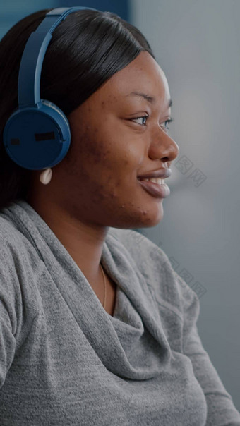 非洲美国学生把耳机头开始听放松音乐