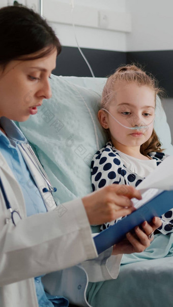 生病的孩子病人穿氧气鼻管休息床上恢复呼吸病手术