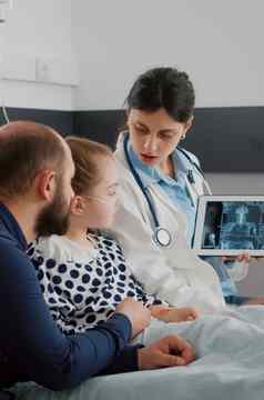 医生女人医生解释医疗射线照相法讨论医疗保健治疗