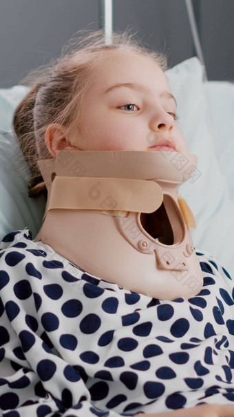 肖像住院孩子穿脖子颈领痛苦创伤事故