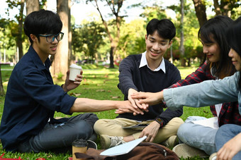 集团朋友大学学生叠加手大学青年生活方式友谊概念