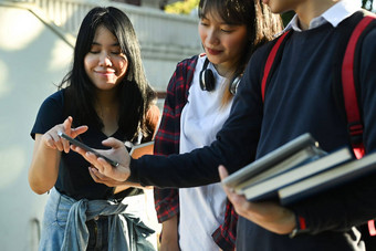 集团大学学生打破类会说话的腐蚀大学青年生活方式友谊概念