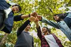 低角视图大学学生加入手大学青年生活方式友谊概念
