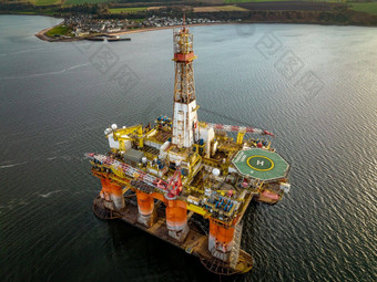 石油气体钻井钻井平台海空中视图