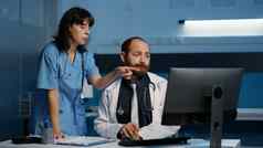医生护士分析病人医疗报告讨论疾病症状工作小时