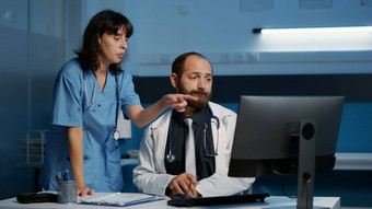 医生护士分析病人医疗报告讨论疾病症状工作小时