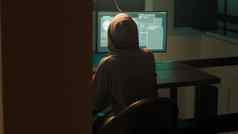 女间谍打破电脑防火墙黑客系统