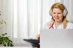在线咨询医生虚拟医生访问远程医疗概念给建议移动PC