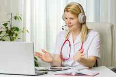 在线咨询医生虚拟医生访问远程医疗概念给建议移动PC