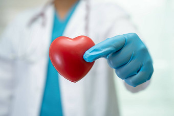 医生持有红色的心医院病房健康的强大的医疗概念