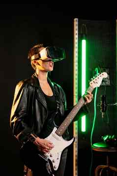 女人表演者玩电吉他声音工作室穿护目镜音乐会模拟