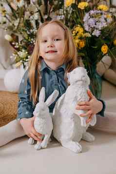 女孩美丽的复活节照片区花鸡蛋鸡复活节小兔子快乐复活节假期