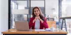 肖像微笑亚洲业务女人移动PC电脑办公室女人西装办公室