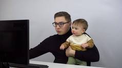 年轻的专家作品电脑小儿子女人儿子手丈夫作品远程首页男人。眼镜黑色的高领毛衣