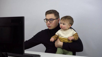 年轻的专家作品电脑小儿子女人儿子手丈夫作品远程首页男人。眼镜黑色的<strong>高领</strong>毛衣