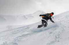 滑雪年轻的女人运动滑雪板山自由滑雪滑雪坡使下坡滑雪