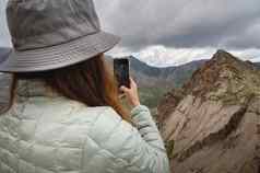 女人巴拿马站回来相机照片山电话旅游需要自拍徒步旅行