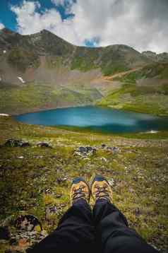 脚高山旅游鞋子背景绿色山Azure湖徒步旅行孤独