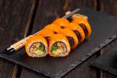 加州寿司卷鳗鱼黄瓜陪客鱼子酱服务黑色的董事会特写镜头日本食物