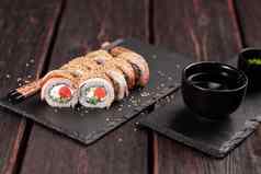 寿司卷烟熏鳗鱼大马哈鱼黄瓜奶酪传统的美味的新鲜的寿司卷集寿司菜单日本厨房餐厅亚洲食物