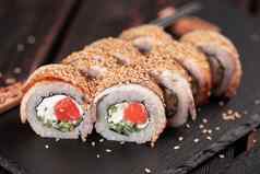 寿司卷烟熏鳗鱼大马哈鱼黄瓜奶酪特写镜头传统的美味的新鲜的寿司卷集寿司菜单日本厨房餐厅亚洲食物