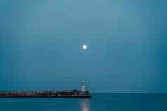 完整的月亮上升灯塔月亮路径海