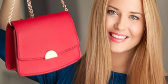 时尚配件快乐美丽的女人持有小红色的手提包金细节时尚的附件奢侈<strong>品购</strong>物