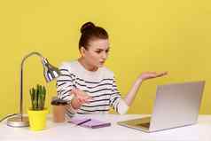 女人坐着工作场所移动PC移动PC屏幕愤怒的愤怒的表达式